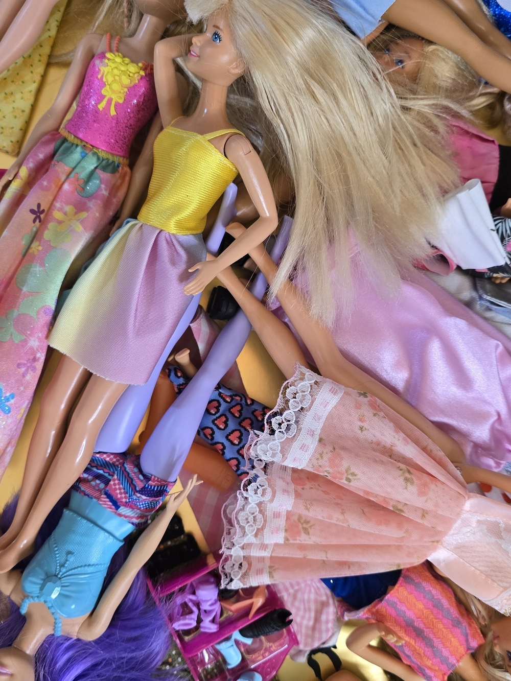 Assorted Lot Of Barbie, Ken & Fashion Dolls Mixed - Picture 10 of 11